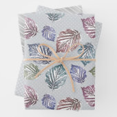 Opengewerkte bladeren op een lichtgrijze achtergro inpakpapier vel (In situ)