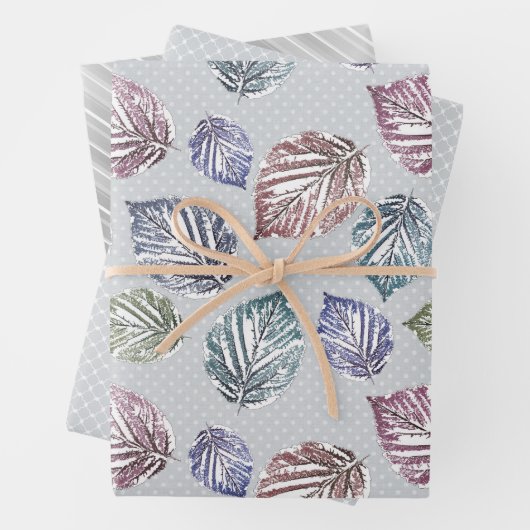 Opengewerkte bladeren op een lichtgrijze achtergro inpakpapier vel (In situ)