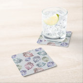 Opengewerkte bladeren op een lichtgrijze achtergro kartonnen onderzetters (Insitu)