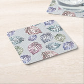 Opengewerkte bladeren op een lichtgrijze achtergro kartonnen onderzetters (Schuin)