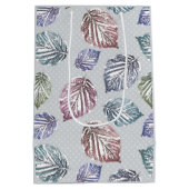 Opengewerkte bladeren op een lichtgrijze achtergro medium cadeauzakje (Achterkant)