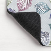 Opengewerkte bladeren op een lichtgrijze achtergro muismat (Hoek)