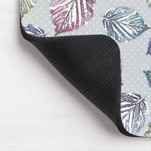 Opengewerkte bladeren op een lichtgrijze achtergro muismat (Hoek)