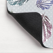 Opengewerkte bladeren op een lichtgrijze achtergro muismat (Hoek)