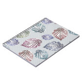 Opengewerkte bladeren op een lichtgrijze achtergro notitieboek (Linkerzijde)