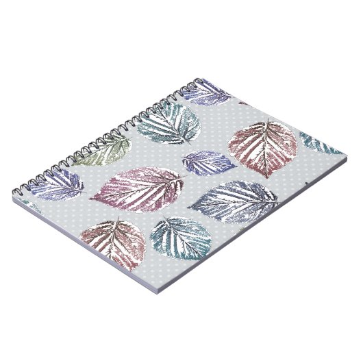 Opengewerkte bladeren op een lichtgrijze achtergro notitieboek (Linkerzijde)