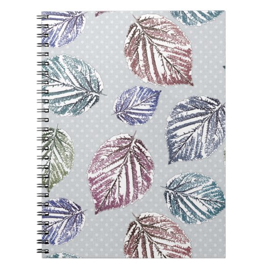 Opengewerkte bladeren op een lichtgrijze achtergro notitieboek (Voorkant)