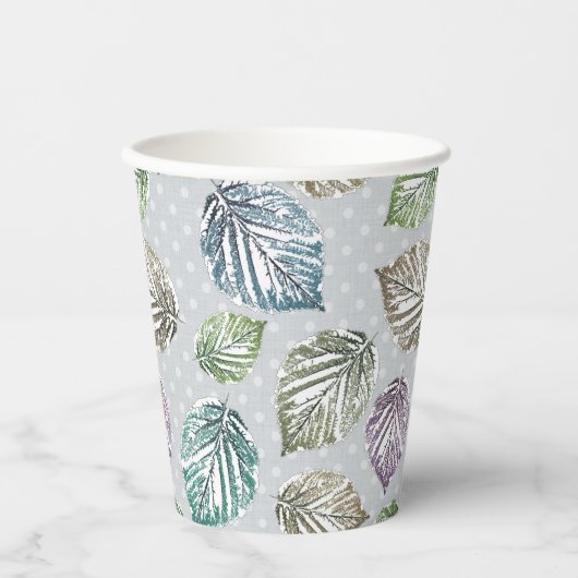 Opengewerkte bladeren op een lichtgrijze achtergro papieren bekers (Voorkant)