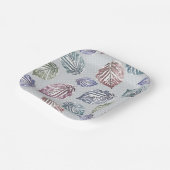 Opengewerkte bladeren op een lichtgrijze achtergro papieren bordje (Gebogen)