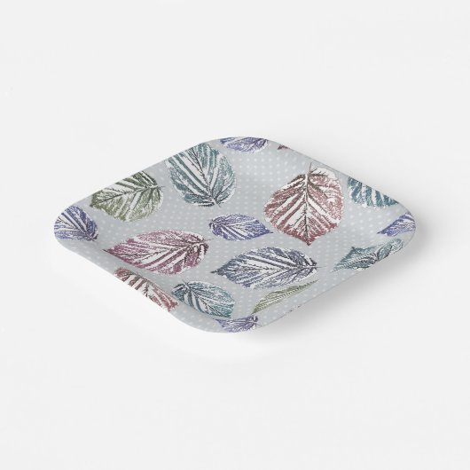 Opengewerkte bladeren op een lichtgrijze achtergro papieren bordje (Gebogen)