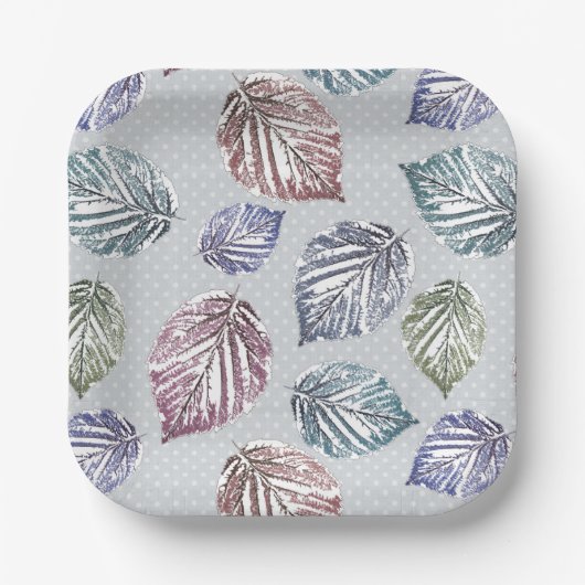 Opengewerkte bladeren op een lichtgrijze achtergro papieren bordje (Voorkant)