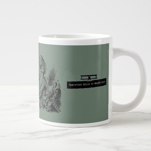Operation Alice in Wonderland Alice im Wunderland Grote Koffiekop (Rechts)