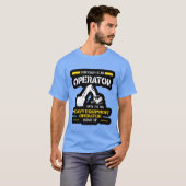 Operator zware apparatuur operator komt familie me t-shirt (Voorkant volledig)