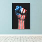 Opgeheven gebalde vuist met Amerikaanse vlag Canvas Afdruk (Insitu (Houten vloer))