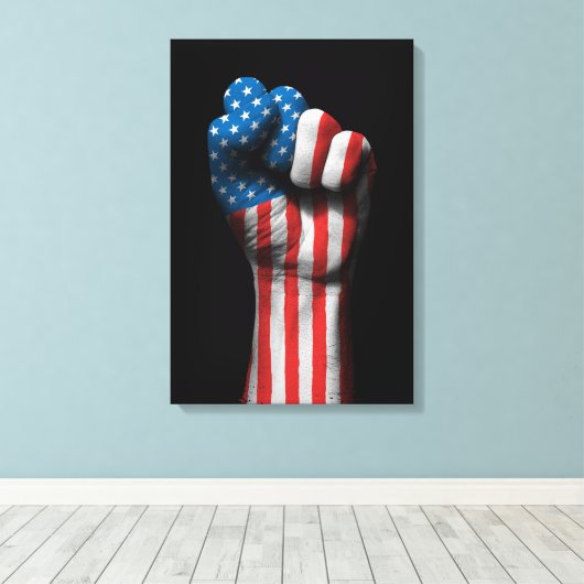 Opgeheven gebalde vuist met Amerikaanse vlag Canvas Afdruk (Insitu (Houten vloer))