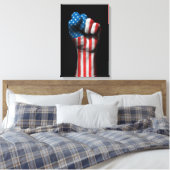 Opgeheven gebalde vuist met Amerikaanse vlag Canvas Afdruk (Insitu (Slaapkamer))