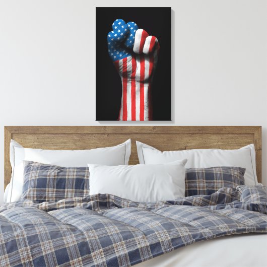 Opgeheven gebalde vuist met Amerikaanse vlag Canvas Afdruk (Insitu (Slaapkamer))