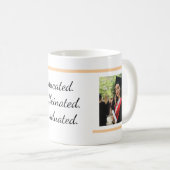 Opgeleide cafeïnehoudende afgestudeerde koffie mok (Voorkant rechts)