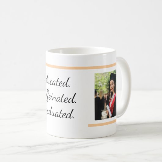 Opgeleide cafeïnehoudende afgestudeerde koffie mok (Voorkant rechts)