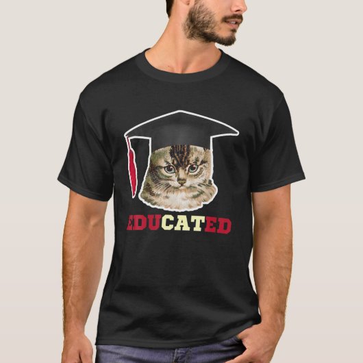 Opgeleide kat in Graduation Cap Grappig Afstudeerd T-shirt (Voorkant)