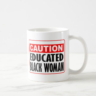 Opgeleide zwarte vrouw koffiemok