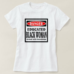 Opgeleide zwarte vrouw. t-shirt
