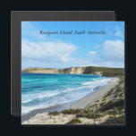 Opgenomen schoonheid: iconische kustlijn Kangaroo<br><div class="desc">Pictured is een prachtig strand op Kangaroo Island,  in Zuid-Australië,  met schoon waterig gekleurd zee water,  wit zand en lange uitzichten kliffen en vegetatie (Vivonne bay).</div>