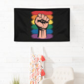 Opgerichte Vuist Trots Regenboog LGBTQ Steun Recht Spandoek (Insitu)