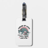 Opgerold met een boek en een kat - Gezellig Katten Bagagelabel (Achterkant verticaal)