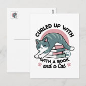 Opgerold met een boek en een kat - Gezellig Katten Briefkaart (Voorkant / Achterkant)