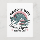 Opgerold met een boek en een kat - Gezellig Katten Briefkaart (Voorkant)