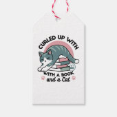 Opgerold met een boek en een kat - Gezellig Katten Cadeaulabel (Voorkant)
