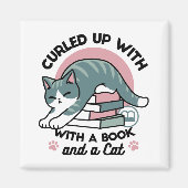 Opgerold met een boek en een kat - Gezellig Katten Magneet (Voorkant)