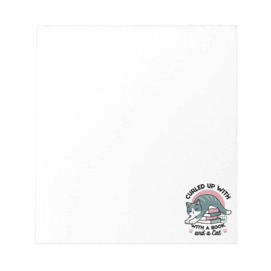 Opgerold met een boek en een kat - Gezellig Katten Notitieblok (Voorkant)