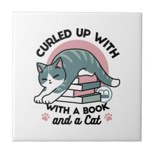 Opgerold met een boek en een kat - Gezellig Katten Tegeltje