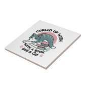 Opgerold met een boek en een kat - Gezellig Katten Tegeltje (Zijkant)