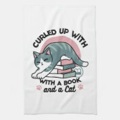 Opgerold met een boek en een kat - Gezellig Katten Theedoek (Verticaal)
