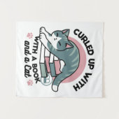 Opgerold met een boek en een kat - Gezellig Katten Wandkleed (Voorkant (horizontaal))