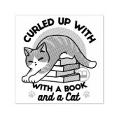 Opgerold met een boek en een kat - Gezellig Katten Zelfinktende Stempel (Design)