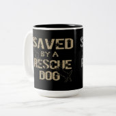 Opgeslagen door een reddingshond tweekleurige koffiemok (Voorkant links)