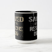 Opgeslagen door een reddingshond tweekleurige koffiemok (Center)