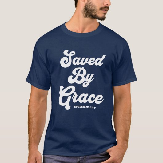 Opgeslagen door Grace Ephesians 2:8-9 Basic donker T-shirt (Voorkant)