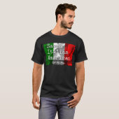 Opgeslagen Italiaans-Amerikaan in zwart-wit T-shirt (Voorkant volledig)