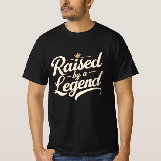 Opgevoed door een legende t-shirt (Voorkant)