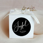 opgewekt | Elegant Script Black Christmas Ronde Sticker<br><div class="desc">Deze elegante,  donkerzwarte kerstvakantie stickers zeggen "Joyful" in moderne witte script kalligrafie.</div>