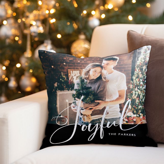 opgewekt | Elegant Script en foto Kerstmis Zwart Kussen (An elegant holiday family photo pillow with modern script calligraphy)