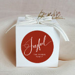 opgewekt | Elegant Script Red Christmas Ronde Sticker<br><div class="desc">Deze elegante,  feestelijke rode kerstvakantie stickers zeggen "Joyful" in moderne witte script kalligrafie.</div>