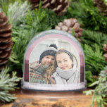 Opgewekte Abstracte Ziekenoegers van de charmante  Sneeuwbol<br><div class="desc">Uniek, klassiek, trendy, en decoratief vakantie wereldbol met een foto van uw keuze op een ombre gradiënt met een abstract-stijl, stoffig roos blush roze, en zeer donkerkastanjebruin rood-gekleurde abstracte golven. De achterkant van het wereldbol bevat een vooraf gemaakte tekst voor een vakantiebericht die gemakkelijk naar wens kan worden aangepast en...</div>