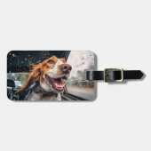 Opgewonden hond op regenachtige autorit art print bagagelabel (Voorkant horizontaal)