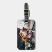 Opgewonden hond op regenachtige autorit art print bagagelabel (Voorkant verticaal)